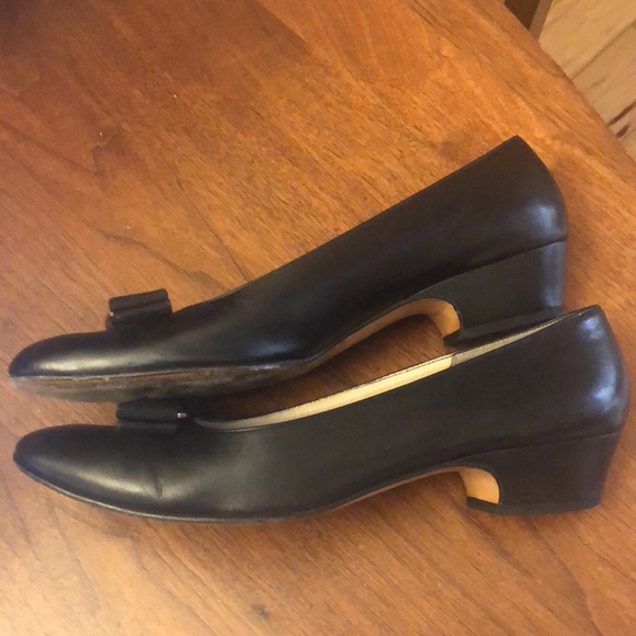 Salvatore Ferragamo boutique Gold Bow - Picture 3 of 7